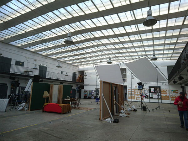 Fot. Dziedziniec wewnętrzny budynku Warszawskiej Szkoły Filmowej