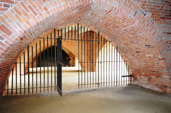 Ekspertyza i projekt wzmocnień spękanych murów i jezdni Barbakanu w Warszawie wraz z nadzorem wykonywanych prac.