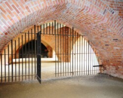 Ekspertyza i projekt wzmocnień spękanych murów i jezdni Barbakanu w Warszawie wraz z nadzorem wykonywanych prac. Ekspertyza i projekt wzmocnień spękanych murów i jezdni Barbakanu w Warszawie wraz z nadzorem wykonywanych prac.