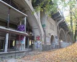 Ekspertyza techniczna konstrukcji wzniesionej pod wiaduktem Mostu Poniatowskiego przy al. 3 Maja w Warszawie. Ekspertyza techniczna konstrukcji wzniesionej pod wiaduktem Mostu Poniatowskiego przy al. 3 Maja w Warszawie.