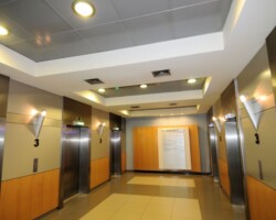 Ekspertyza stropu nad parterem w holu windowym Hotelu Marriott przy al. Jerozolimskich w Warszawie. Ekspertyza stropu nad parterem w holu windowym Hotelu Marriott przy al. Jerozolimskich w Warszawie.