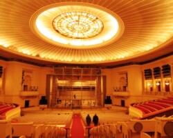 Ekspertyza stabilności podwieszenia nad sceną, Sali Kongresowej w Pałacu Kultury w Warszawie, ekranu dźwiękowego po uszkodzeniu podczas montażu dekoracji. Ekspertyza stabilności podwieszenia nad sceną, Sali Kongresowej w Pałacu Kultury w Warszawie, ekranu dźwiękowego po uszkodzeniu podczas montażu dekoracji.