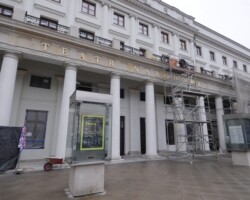 Ekspertyza uszkodzonych kolumn przed wejściem do Teatru Narodowego w Warszawie. Ekspertyza uszkodzonych kolumn przed wejściem do Teatru Narodowego w Warszawie.
